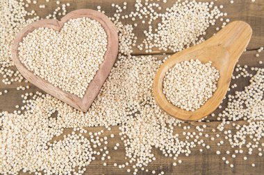 Quinoa tohumlar üzerinde tahta kaşık