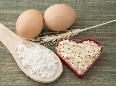 Un, yumurta ve yulaf gevreği içinde-kase kalp şeklinde.