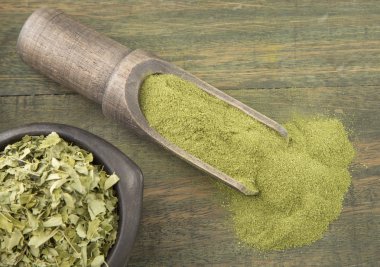 Moringa yaprakları ve toz