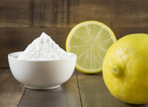 Харчова сода і лимон на дерев'яному столі — стокове фото