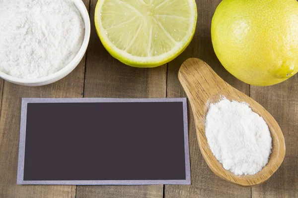 Bicarbonato de sodio y limón sobre mesa de madera — Foto de Stock
