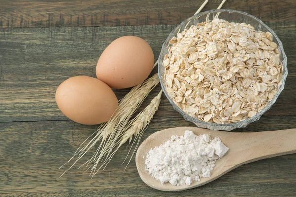Борошно, яйця, овес і шпильки пшениці — стокове фото
