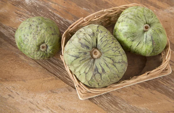 Cherimoya frukter (annona cherimola) — Stockfoto