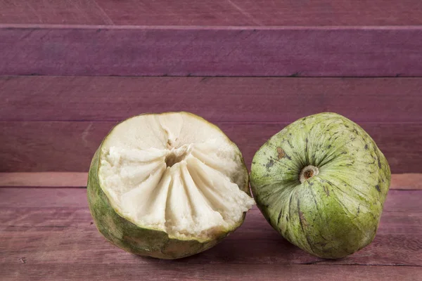 Cherimoya frukter (annona cherimola) — Stockfoto