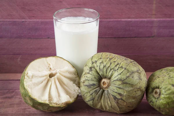 Cherimoya frukter (annona cherimola) — Stockfoto