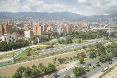 Medellin, Antioquia / Kolombiya - 16 Aralık 2016. Rio parklar ve panoramik şehir.
