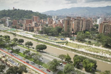 Medellin, Antioquia / Kolombiya - 16 Aralık 2016. Rio parklar ve panoramik şehir.