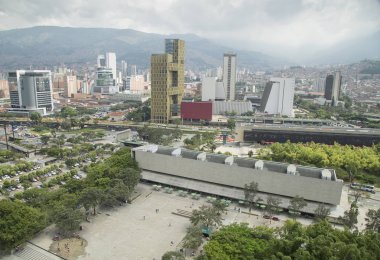Medellin, Antioquia / Kolombiya - 16 Aralık 2016. Parkı'ndan şehir ayak yalınayak ve panoramik görüntüsü.