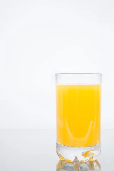 Glas mit Orangensaft auf weißem Hintergrund — Stockfoto