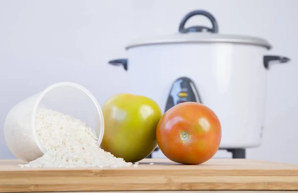 전기 밥 솥, 토마토 — 스톡 사진