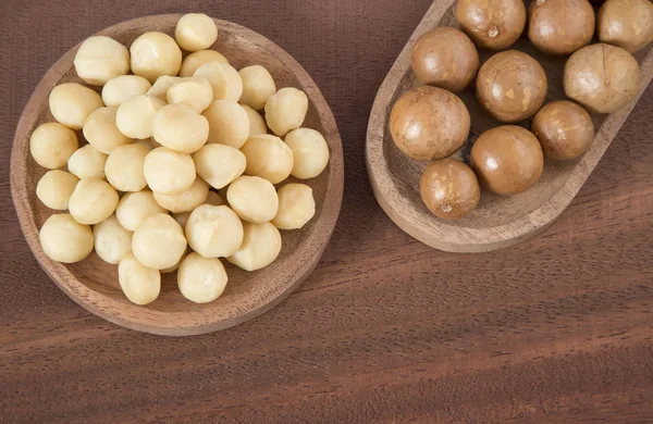 Nueces de macadamia sobre el fondo de madera (Macadamia integrifolia ) —  Fotos de Stock