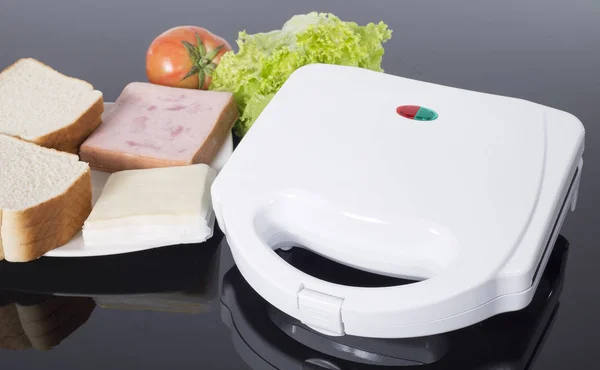 Siyah arka plan üzerine elektrik sandviç makinesi — Stok fotoğraf
