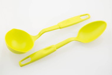 Beyaz arka plan üzerinde büyük plastik kaşık