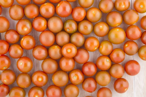 Ahşap masa (Solanum lycopersicum küçük domates) — Stok fotoğraf