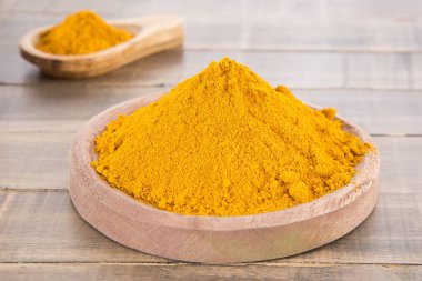 Ahşap arka plan - Curcuma longa üzerinde zerdeçal tozu