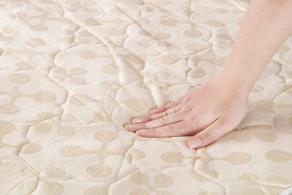 Yatak ve yatak seçimi. Çok dokunaklı ve yatak bir mağazada test el Close-Up.