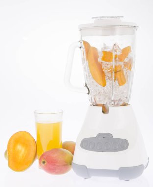 Blender ve beyaz arka plan üzerinde izole meyve