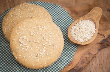 Ahşap bir masa üstünde susam ile tanımlama