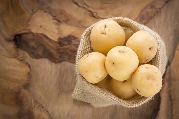 Pommes de terre jaunes (Solanum phureja ) — Photo