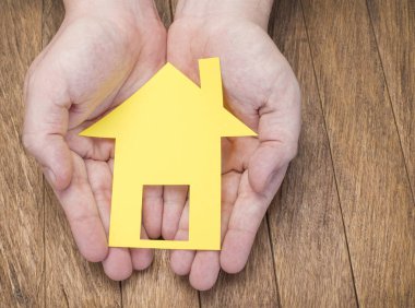 Dışarı-in kağıt yapılmış bir ev tutan adam