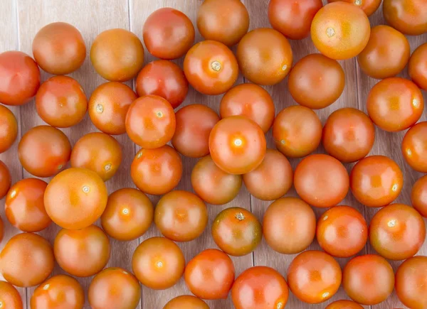 Tomates pequeños (Solanum lycopersicum var. Cerasiforme ) — Foto de Stock