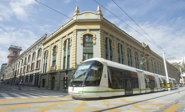 Medellín, Antioquia / Colombia - 02 februari 2017. De tram van de Medelln is een middel van vervoer per spoor, stedelijke elektrische personenauto en is actief in de stad van Medelln. Het is samengesteld uit een lightrail-lijn van 4.3 km — Stockfoto