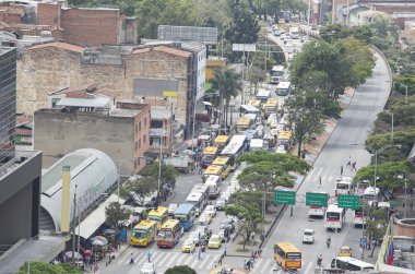 Medelln, Antioquia / Kolombiya - 02 Şubat 2017. Avenida oryantal, kentin en önemli yolu.
