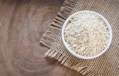 Susam (Sesamum indicum tahta masada küçük bir kasede)