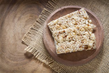 Mısır gevreği çubukları üzerinde ahşap masa
