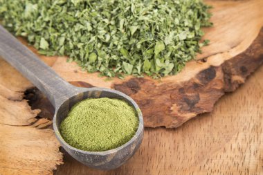 Moringa yaprakları ve toz (Moringa oleifera)