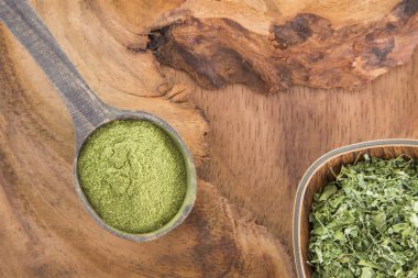 Moringa yaprakları ve toz (Moringa oleifera)