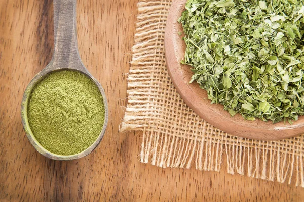 Moringa bladeren en stof (Moringa oleifera) — Stockfoto