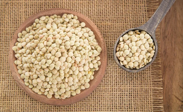 Lentils on wooden surface (Lens culinaris) — Stock Photo, Image