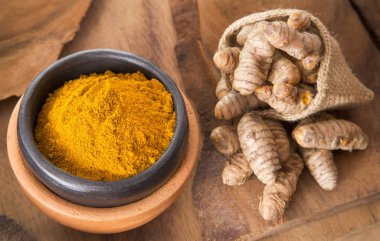 Kökleri ve zerdeçal tozu (Curcuma longa)