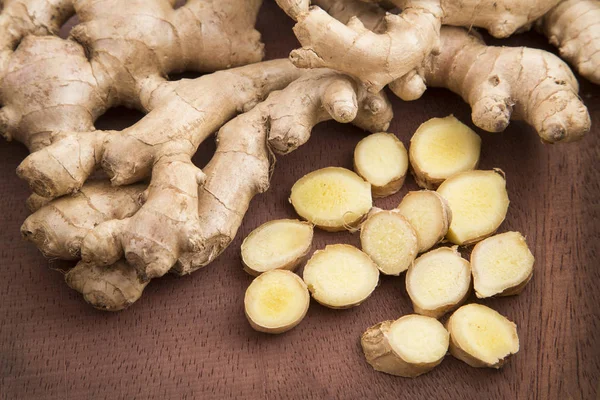 Plátky čerstvého zázvoru (Zingiber officinale) — Stock fotografie