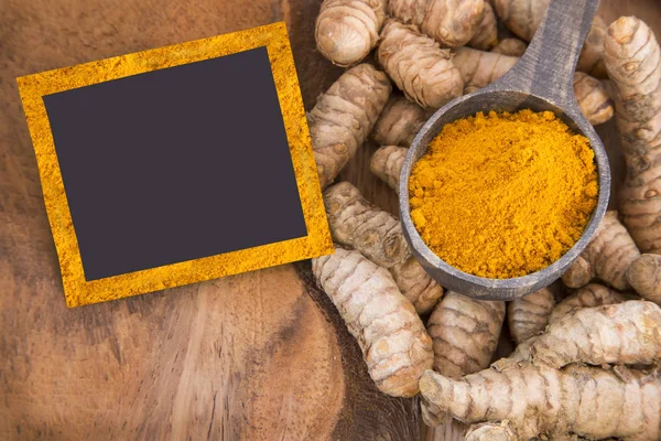 Wurzeln und Kurkumapulver (Curcuma longa)) — Stockfoto