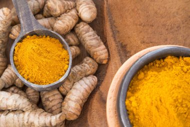 Kökleri ve zerdeçal tozu (Curcuma longa)