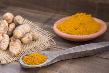 Kökleri ve zerdeçal tozu (Curcuma longa)