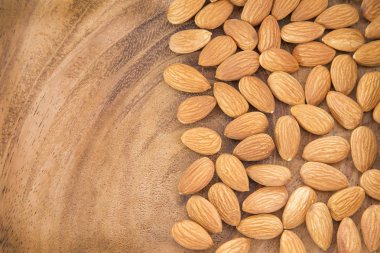 Badem ahşap arka plan üzerinde