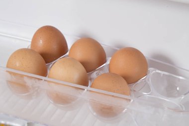 Buzdolabı kapı üzerinde yumurta