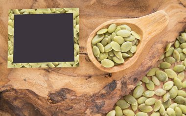 Tahta arka planda kabak tohumları