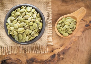 Tahta arka planda kabak tohumları