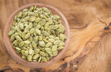 Tahta arka planda kabak tohumları