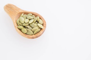 Beyaz arkaplanda kabak tohumları