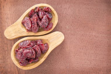 Ahşap arka planda kurumuş kızılcık.