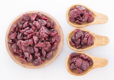 Beyaz zemin üzerine (Vaccinium myrtillus izole kurutulmuş cranberries)