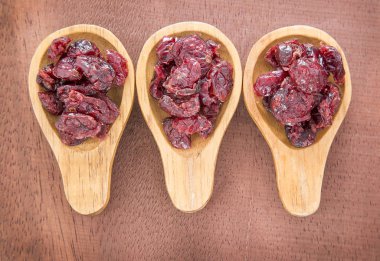 Ahşap arka planda kurumuş kızılcık.