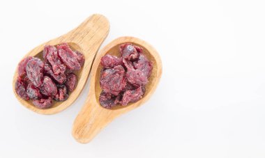 Beyaz zemin üzerine (Vaccinium myrtillus izole kurutulmuş cranberries)