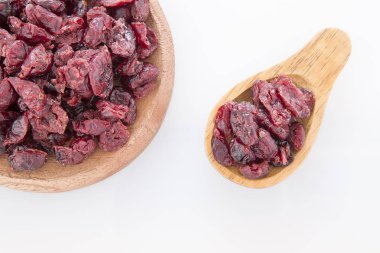 Beyaz zemin üzerine (Vaccinium myrtillus izole kurutulmuş cranberries)