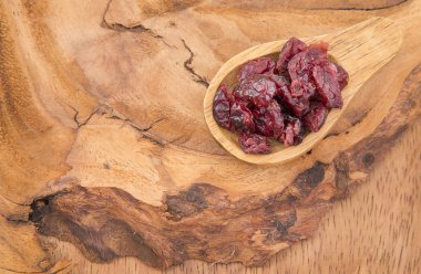 Ahşap arka planda kurumuş kızılcık.